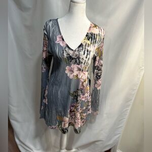 BRAND NEW KOMAROV TOP IN GRAY WITH BEAUTIFUL LAVENDER FLOWERS IN SIZE ME…